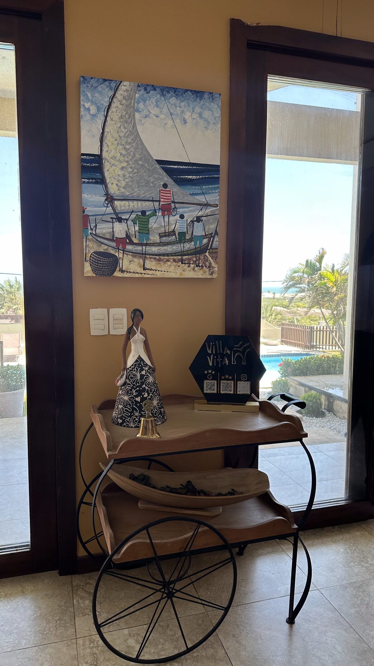 Lobby com arte e vista